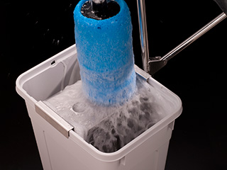 吸水ローラー写真：専用バケツで簡単排水