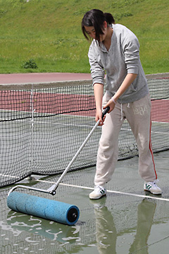 吸水ローラー使用写真：テニスコートの整備も楽々簡単