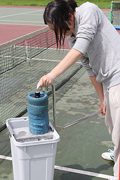 吸水ローラー使用写真：専用絞りバケツで簡単排水、作業効率も向上